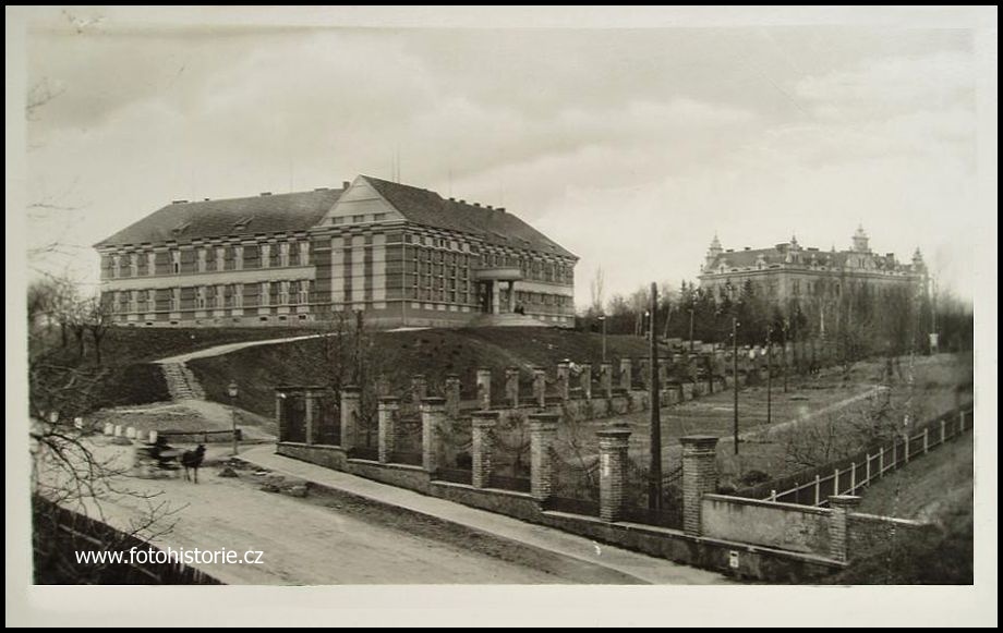 nemocnice a budova školy v roce 1930